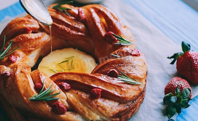 Vanilla-lime brioche with camembert cheese