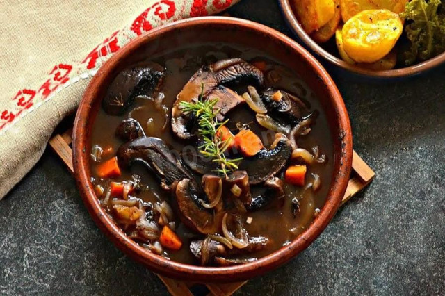 Stewed royal champignons with vegetables