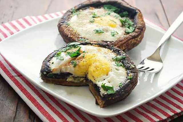 Eggs baked in royal champignons