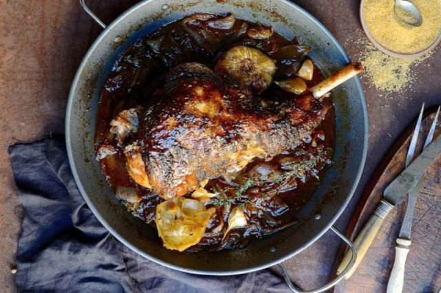 Leg of lamb in tender onion marmalade