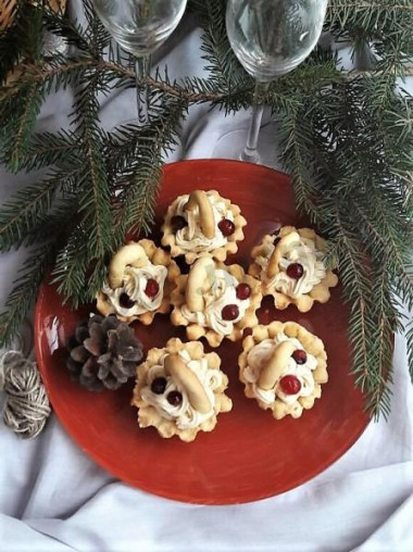 Baskets of shortbread dough with custard cream