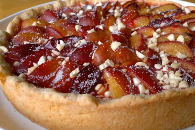 Open sand pie with plums