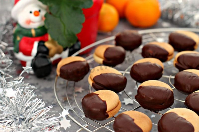 Double cookies with chocolate filling