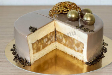 Mousse cake with mirror glaze and apple confit