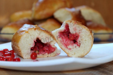 Pies with red currant yeast