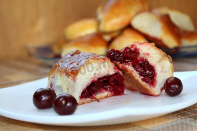 Oven pies with yeast