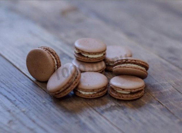 Chocolate macaroon with fresh raspberries