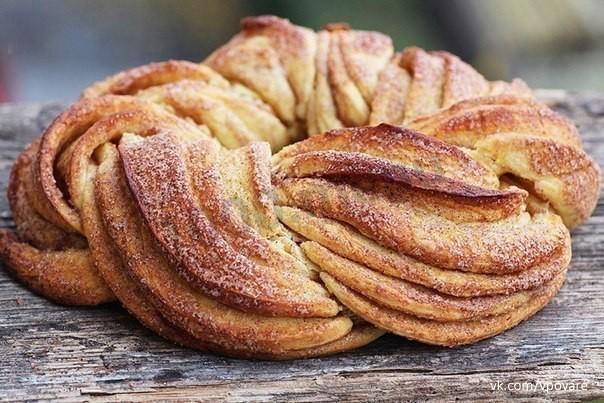 Estonian bun with sugar