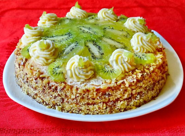 Sponge cake with kiwi and walnuts