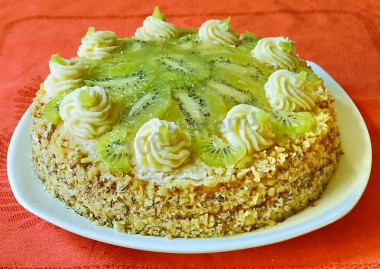 Sponge cake with kiwi and walnuts