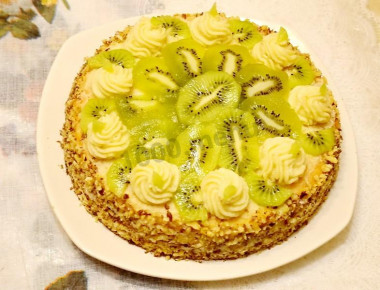 Sponge cake with kiwi and walnuts