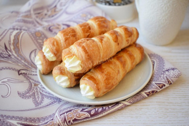 Puff pastry tubes with protein cream