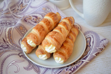 Puff pastry tubes with protein cream