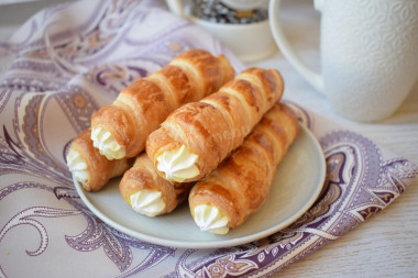 Puff pastry tubes with protein cream