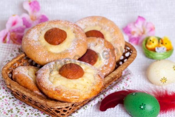 Easter buns with cream and apricots