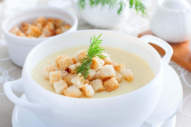 Mashed soup with croutons in a blender