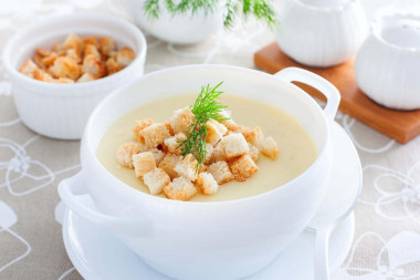 Mashed soup with croutons in a blender