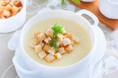 Mashed soup with croutons in a blender