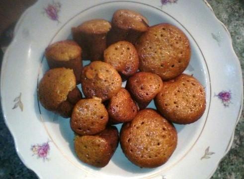 Honey cupcakes with peanuts