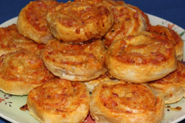 Puff pastry rolls with cheese and bacon