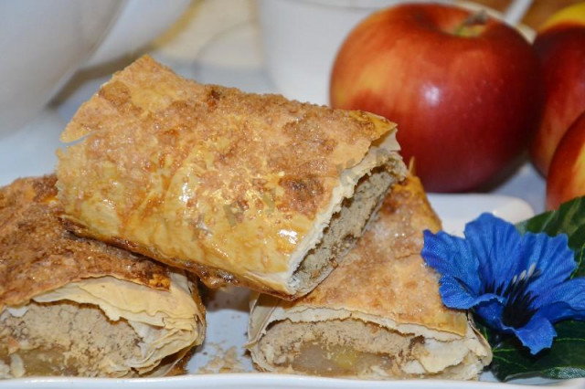 Strudel with pita bread apples