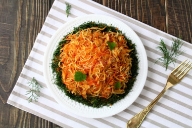 Anthill salad with chicken and potato straws