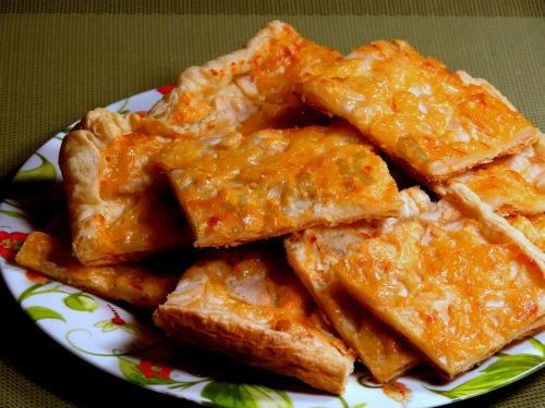 Puff pastry pie with pear and cheese filling