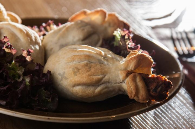 Chicken drumsticks with adjika in puff pastry