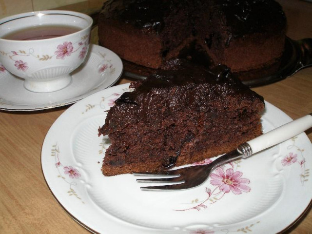 Crazy pie with chocolate glaze