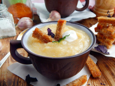 Mashed chicken soup with potatoes