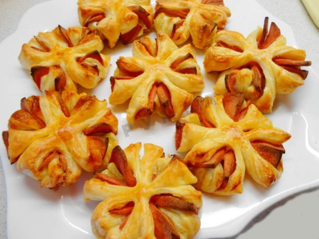 Sausage florets from puff pastry