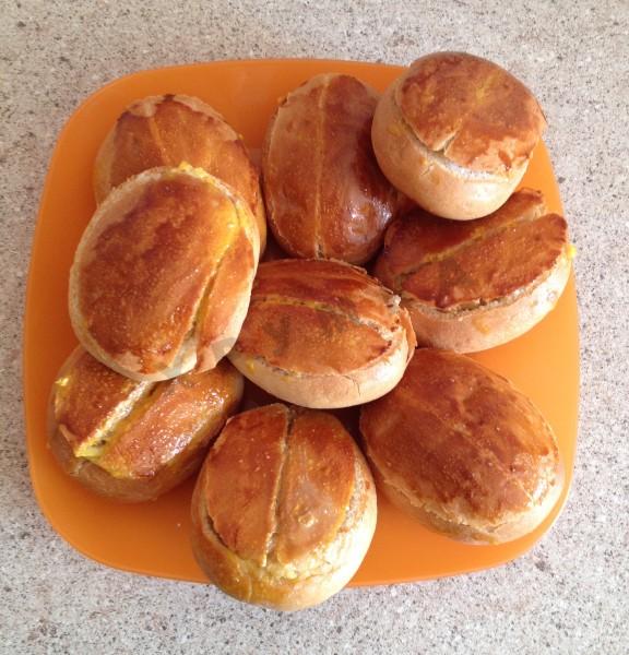 Stuffed baby buns with apples and cinnamon