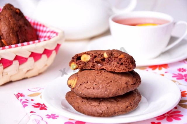 Chocolate chip cookies with peanuts