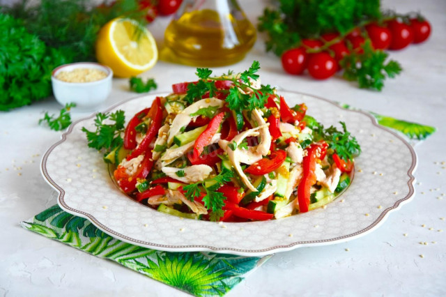 Chicken salad with vegetables