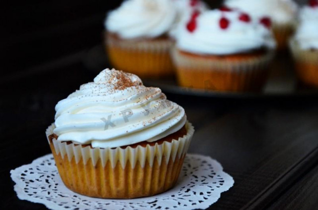 Cupcakes with pumpkin puree