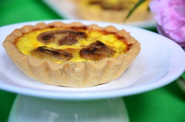 Mini tarts with mushrooms and parmesan