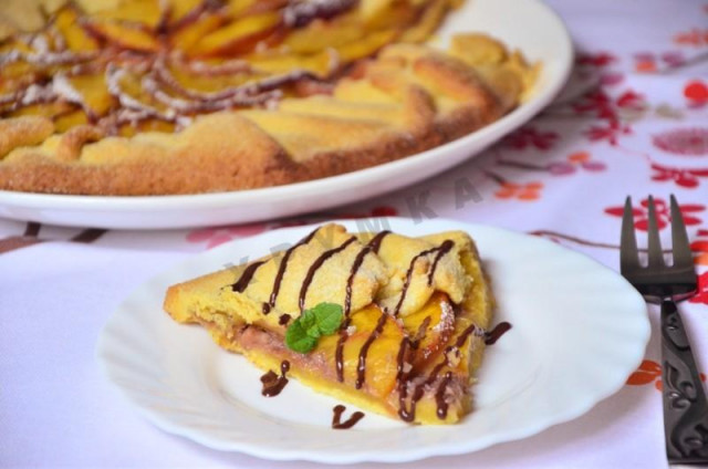 Pie shortbread with peaches