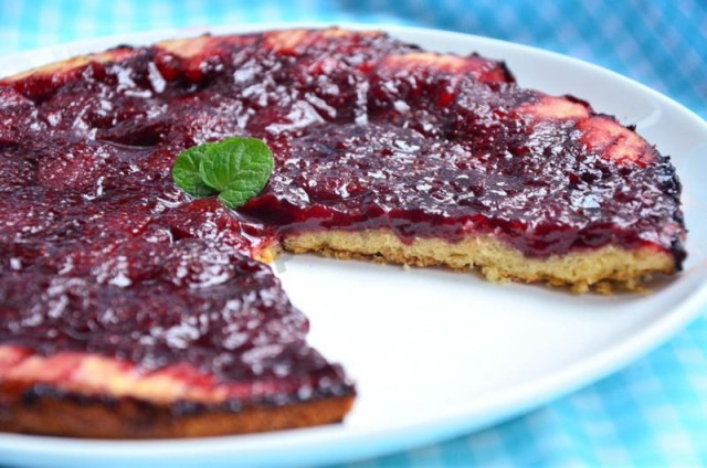 Tart with caramelized strawberries