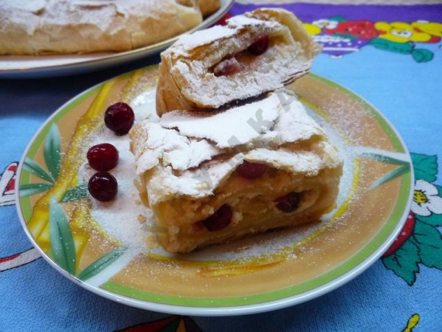 Strudel with cottage cheese puff pastry filling