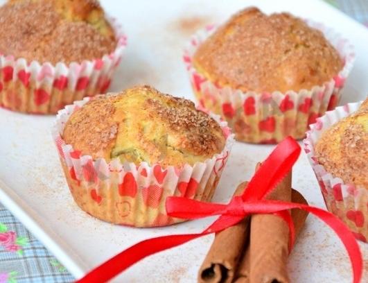 Muffins with apples and cinnamon on cream