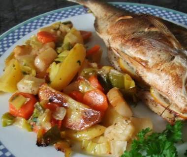 Dorada baked with potatoes and vegetables