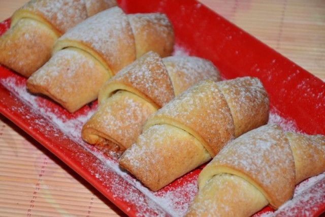 Cottage cheese bagels with nut filling