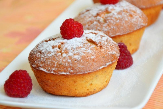 Cupcakes with raspberries and hazelnuts