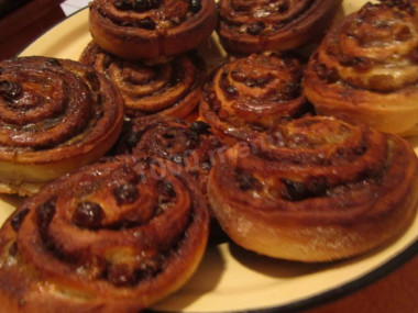 Buns with raisins and cinnamon from yeast dough