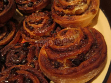 Buns with raisins and cinnamon from yeast dough