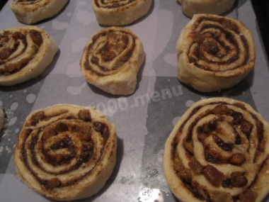 Buns with raisins and cinnamon from yeast dough