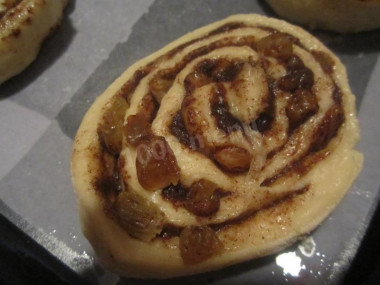 Buns with raisins and cinnamon from yeast dough