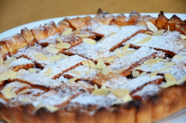 Linz pie with nuts