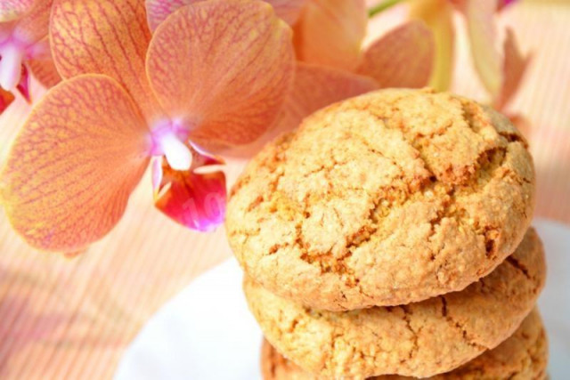 Oatmeal cookies on sour cream with honey and almonds