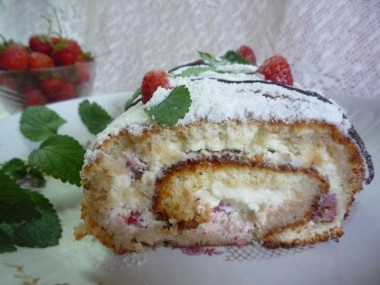 Cream roll with strawberries